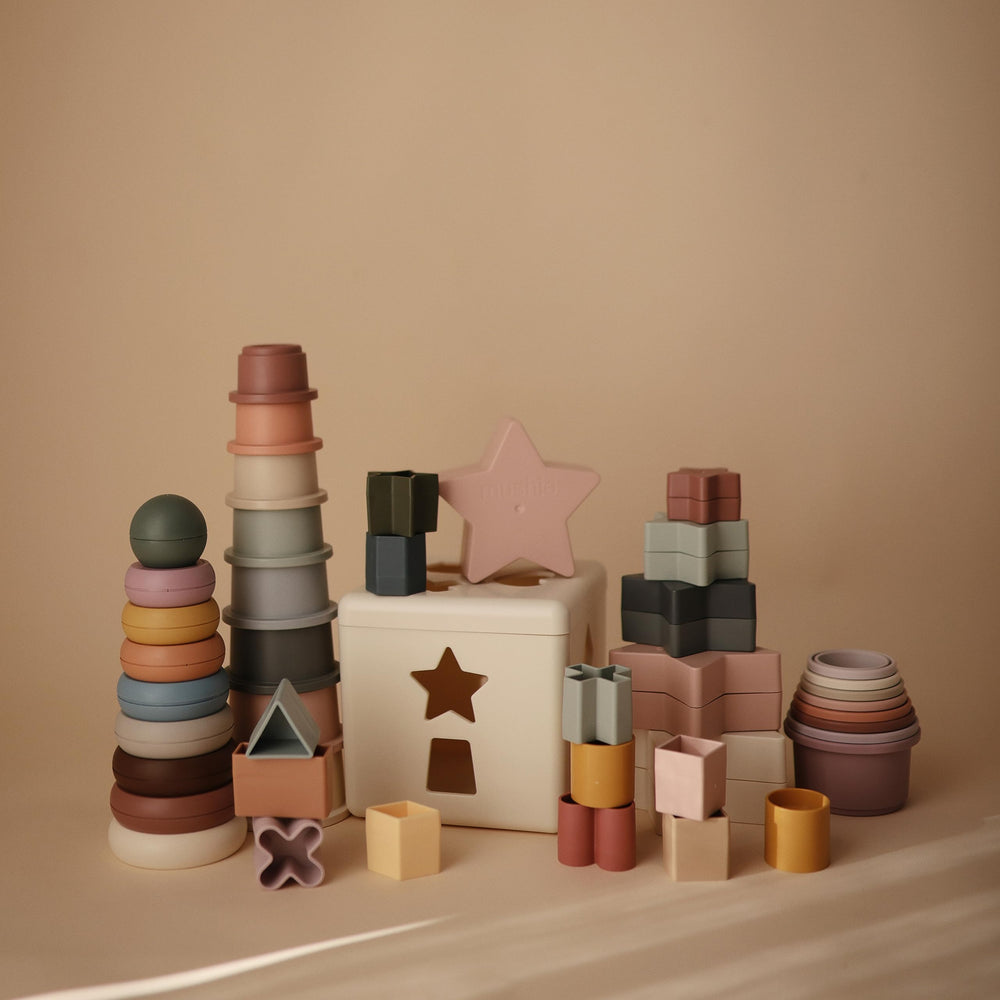 Mushie rundetarn-inspired design image captivates visual curiosity and spatial awareness in infants.