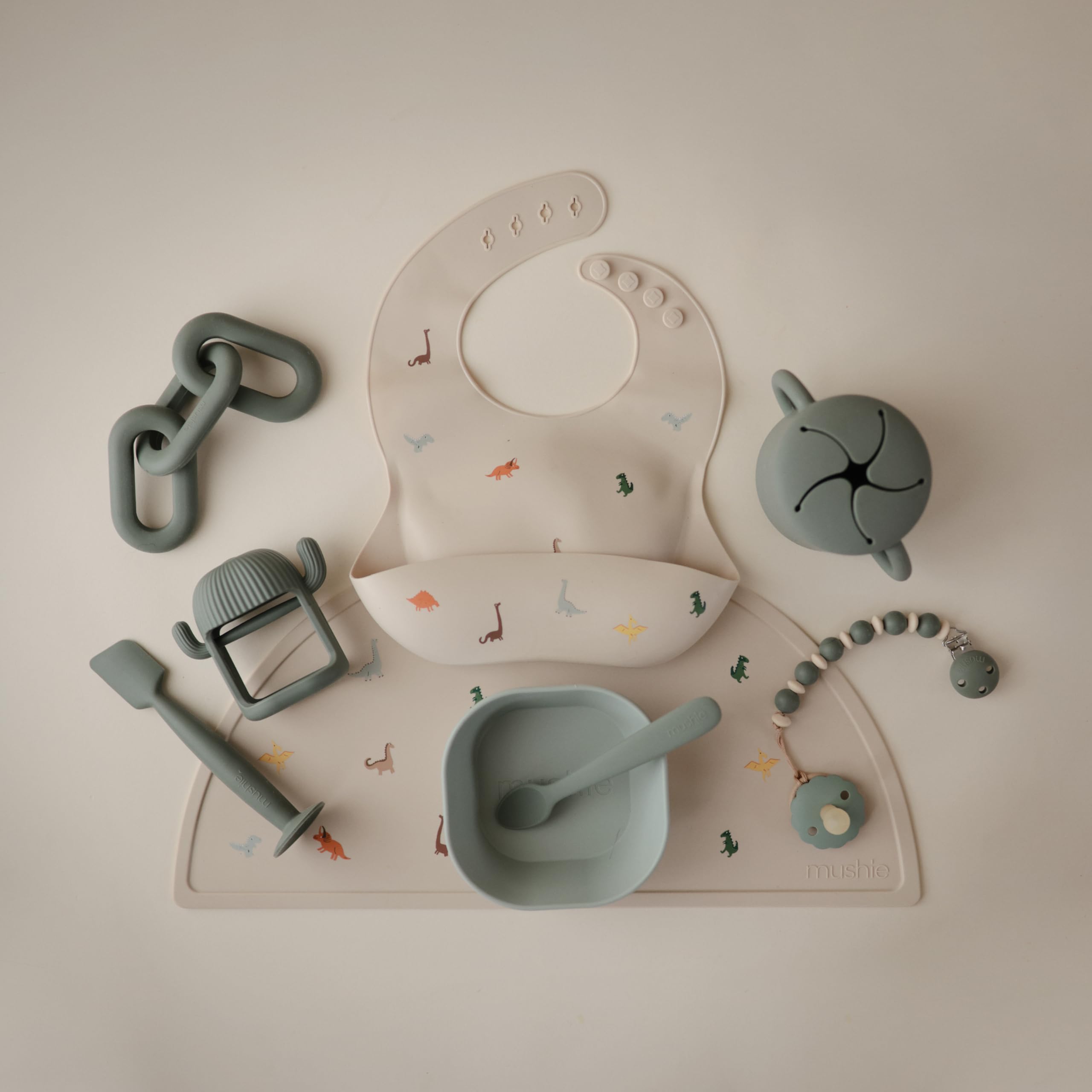 Mushie silicone bib is resistant to stains and dries quickly.