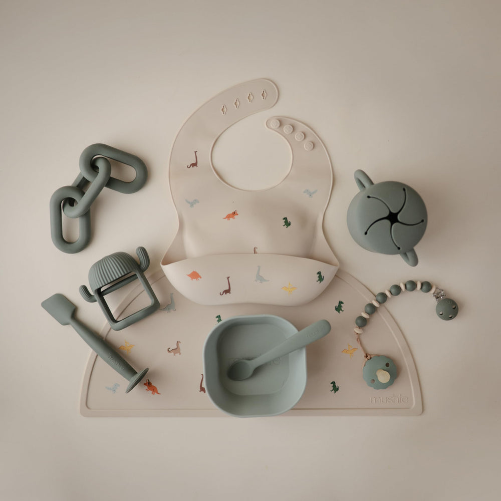 Mushie silicone bib is resistant to stains and dries quickly.