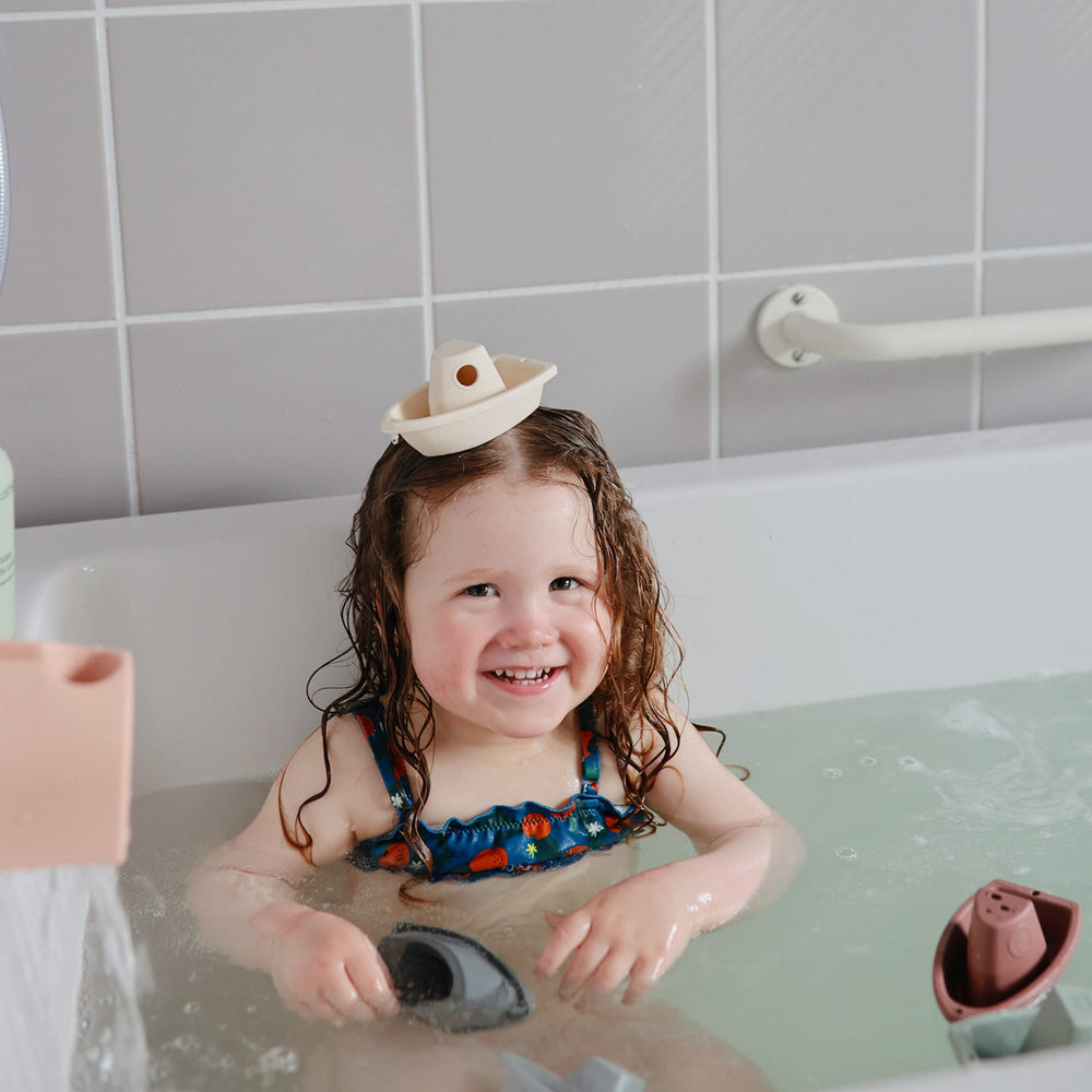 Five-boat set creates a playful floating train in tubs