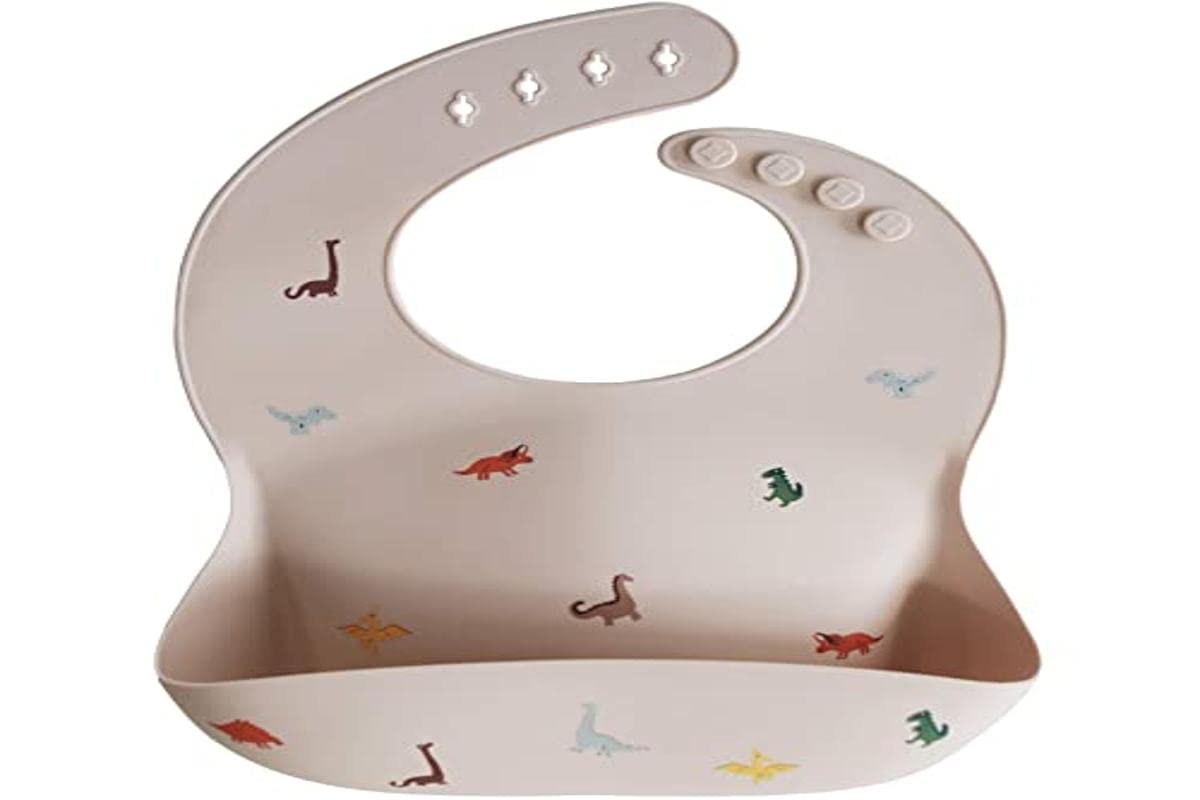 Mushie waterproof silicone bib cleans easily after meals.