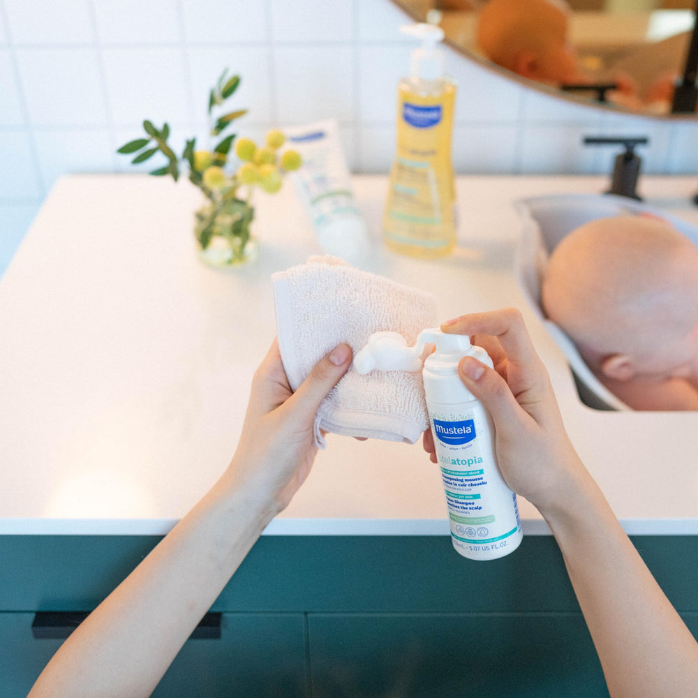 Mustela Stelatopia shampoo tear-free closeup, pH-balanced cleansing for delicate hair.