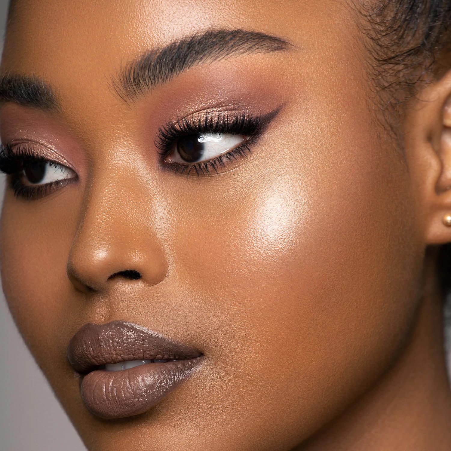 Compact, gentle formula suitable for sensitive skin and all undertones.