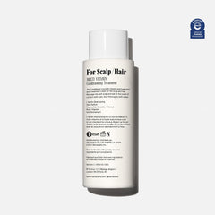 Nécessaire The Conditioner hyaluronic acid application demonstrates hydrating detangling benefits.