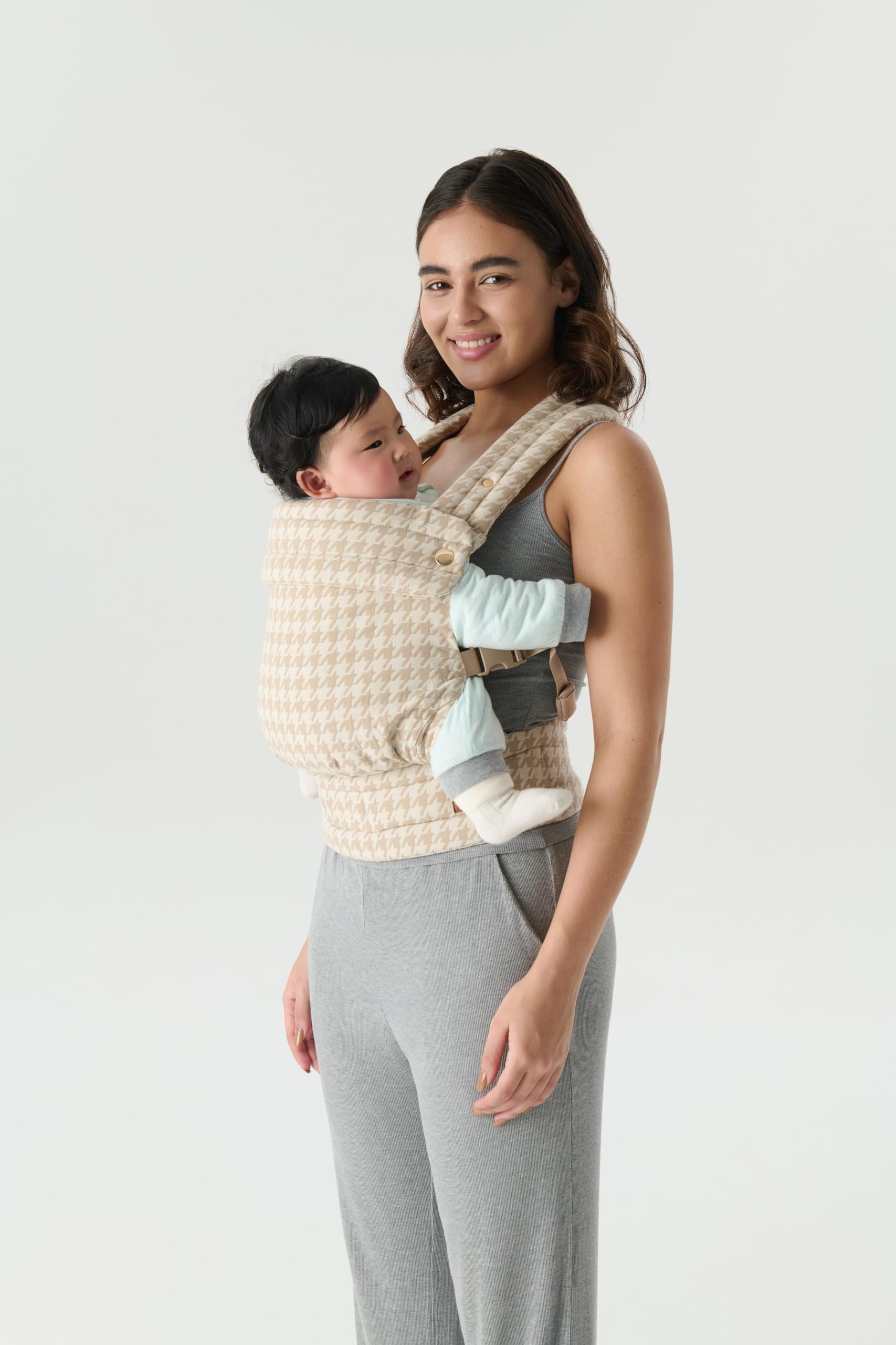 Nest Blanche ergonomic baby carrier weight distribution reduces shoulder strain
