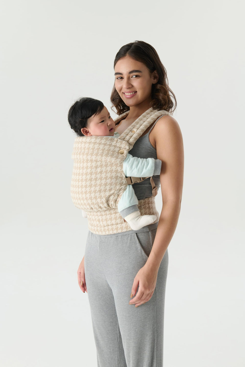 Nest Blanche ergonomic baby carrier weight distribution reduces shoulder strain