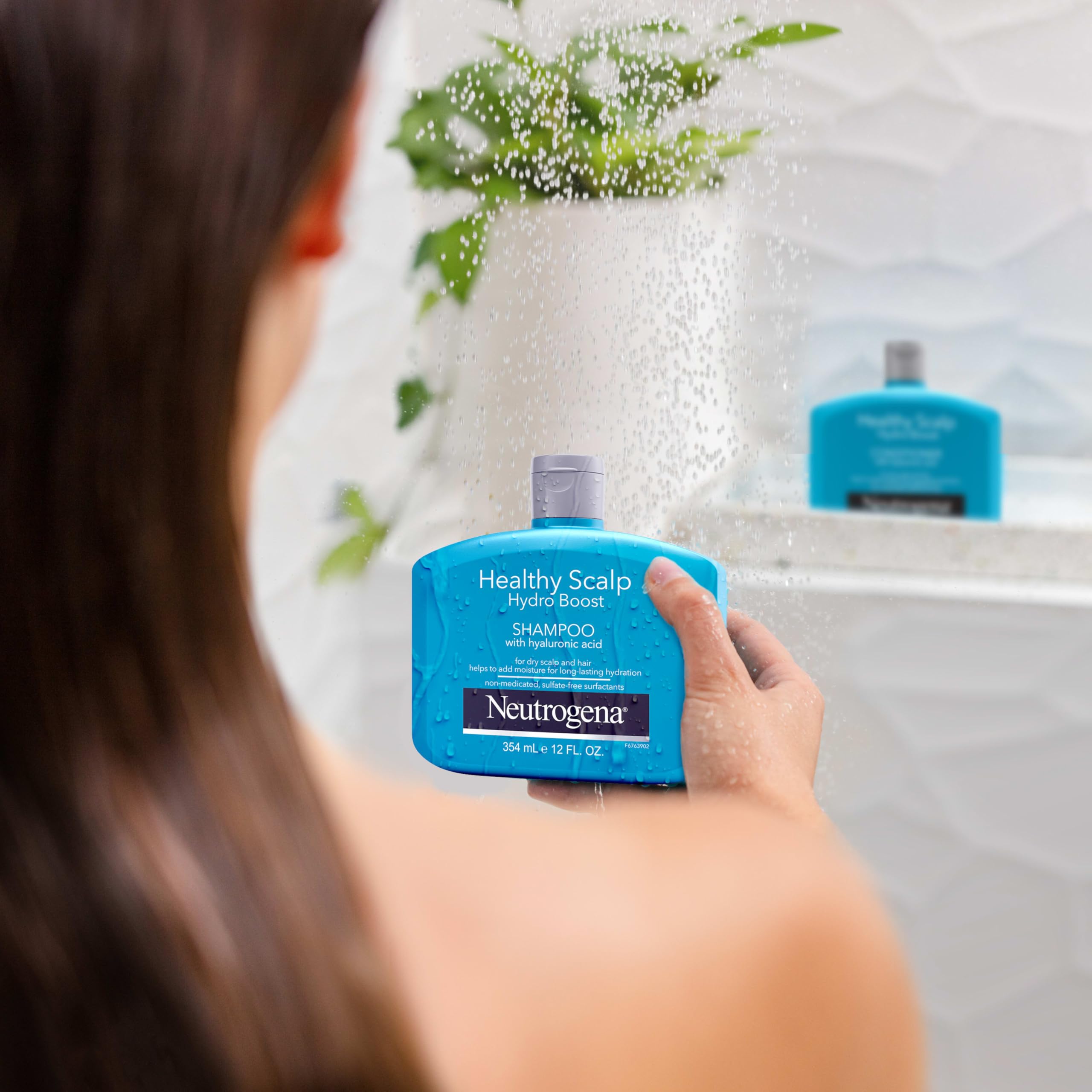 Neutrogena Hydro Boost Conditioner pour action showcasing moisture sealing
