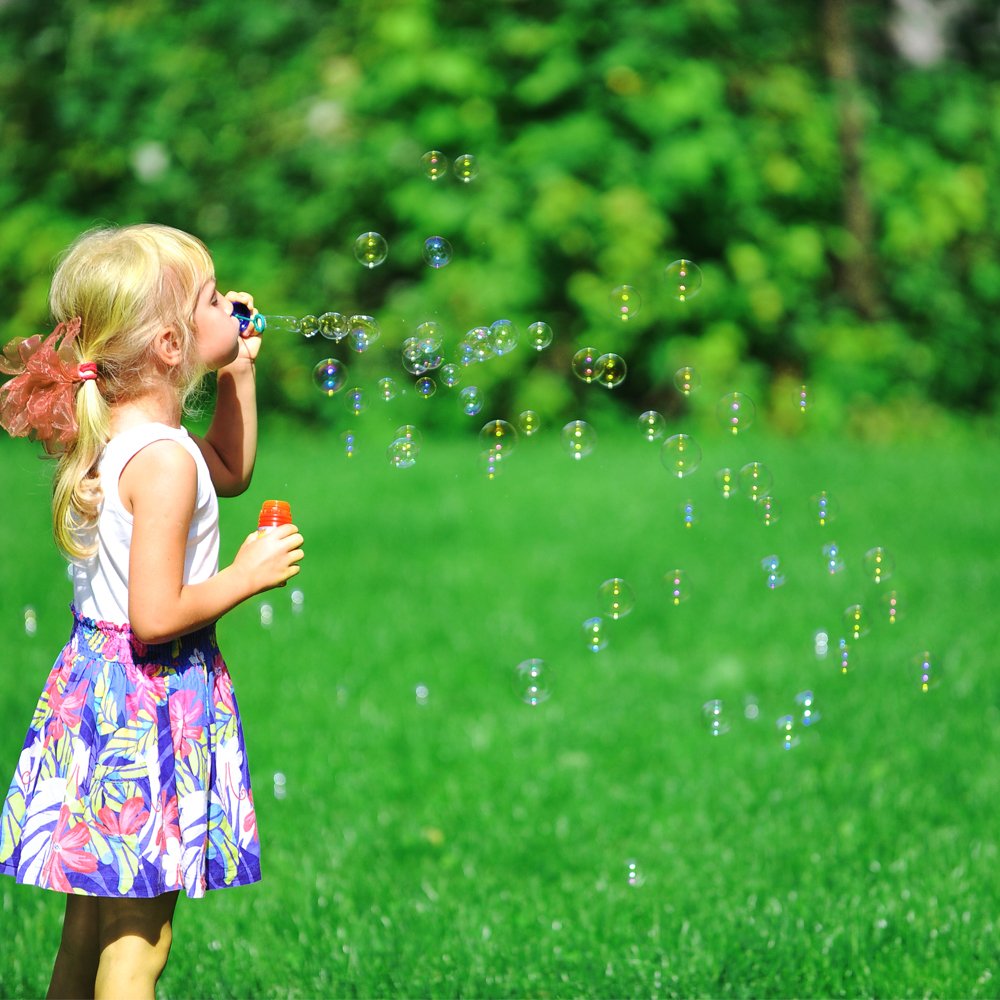 Novelinks outdoor activity bubbles enhance group play at events.
