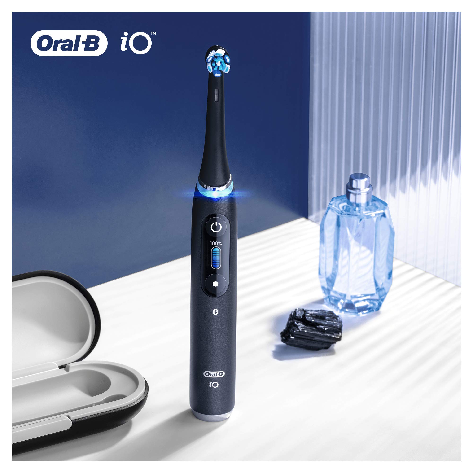 Oral-B iO Ultimate Clean head close-up in black.