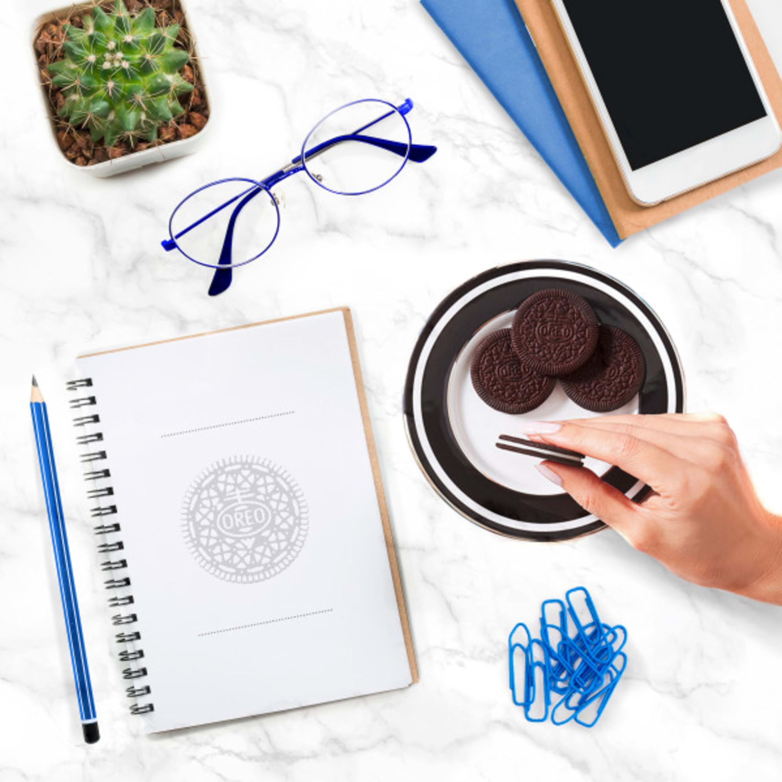 OREO Thins dessert plate setup with toppings for a quick treat.