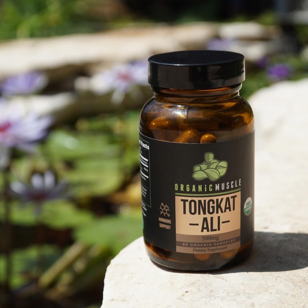 Capsules beside root powder show whole-root integrity in Organic Muscle Tongkat Ali.