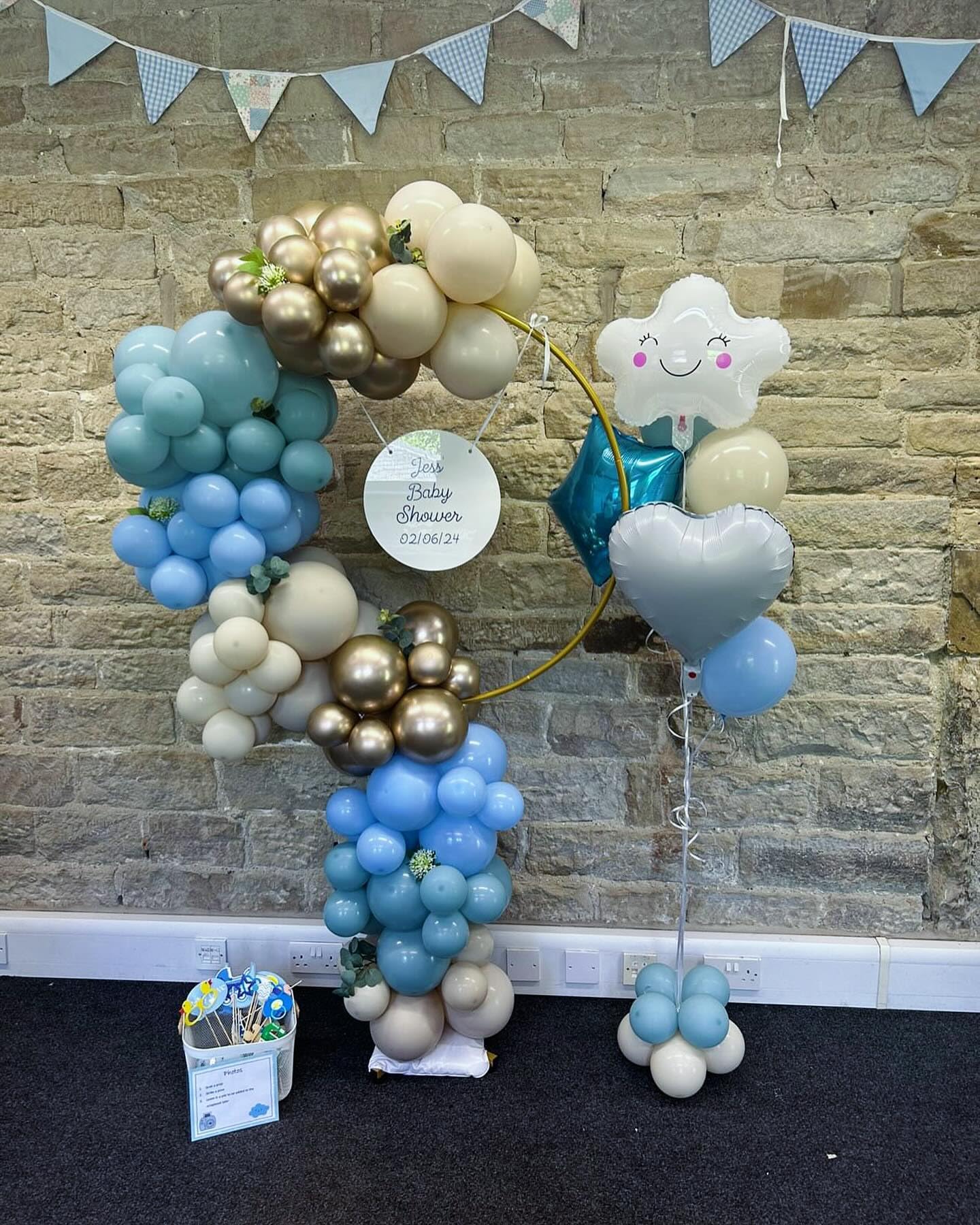 Paready confetti gold balloons add subtle sparkle to celebrations.