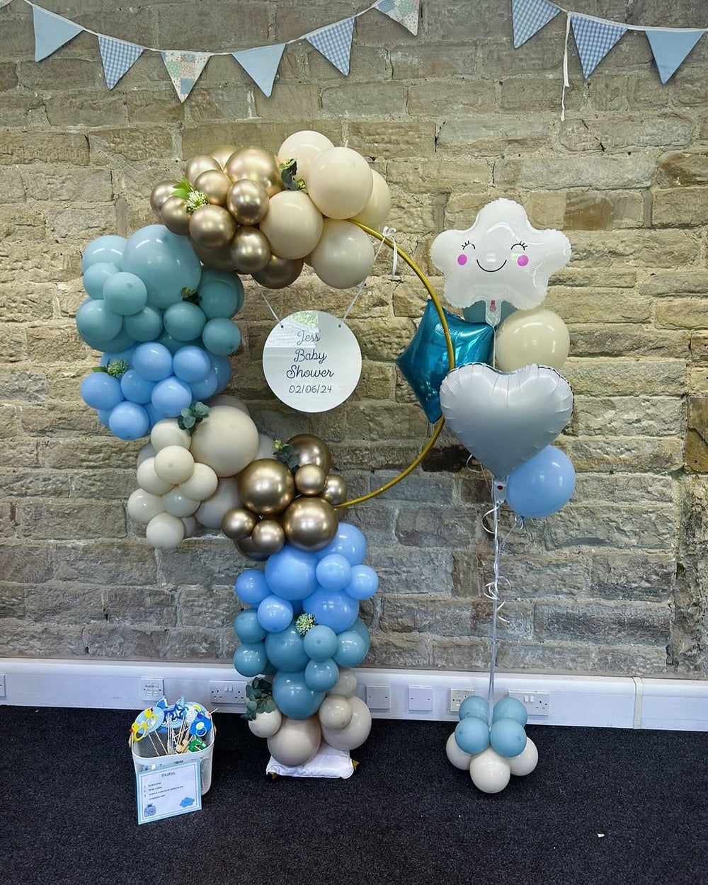 Paready confetti gold balloons add subtle sparkle to celebrations.