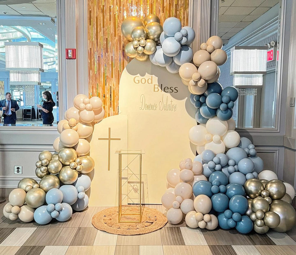 Paready sand white balloons provide a clean versatile backdrop.