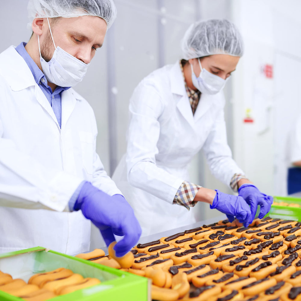 PEIPU Nitrile gloves used for food prep with safe handling.