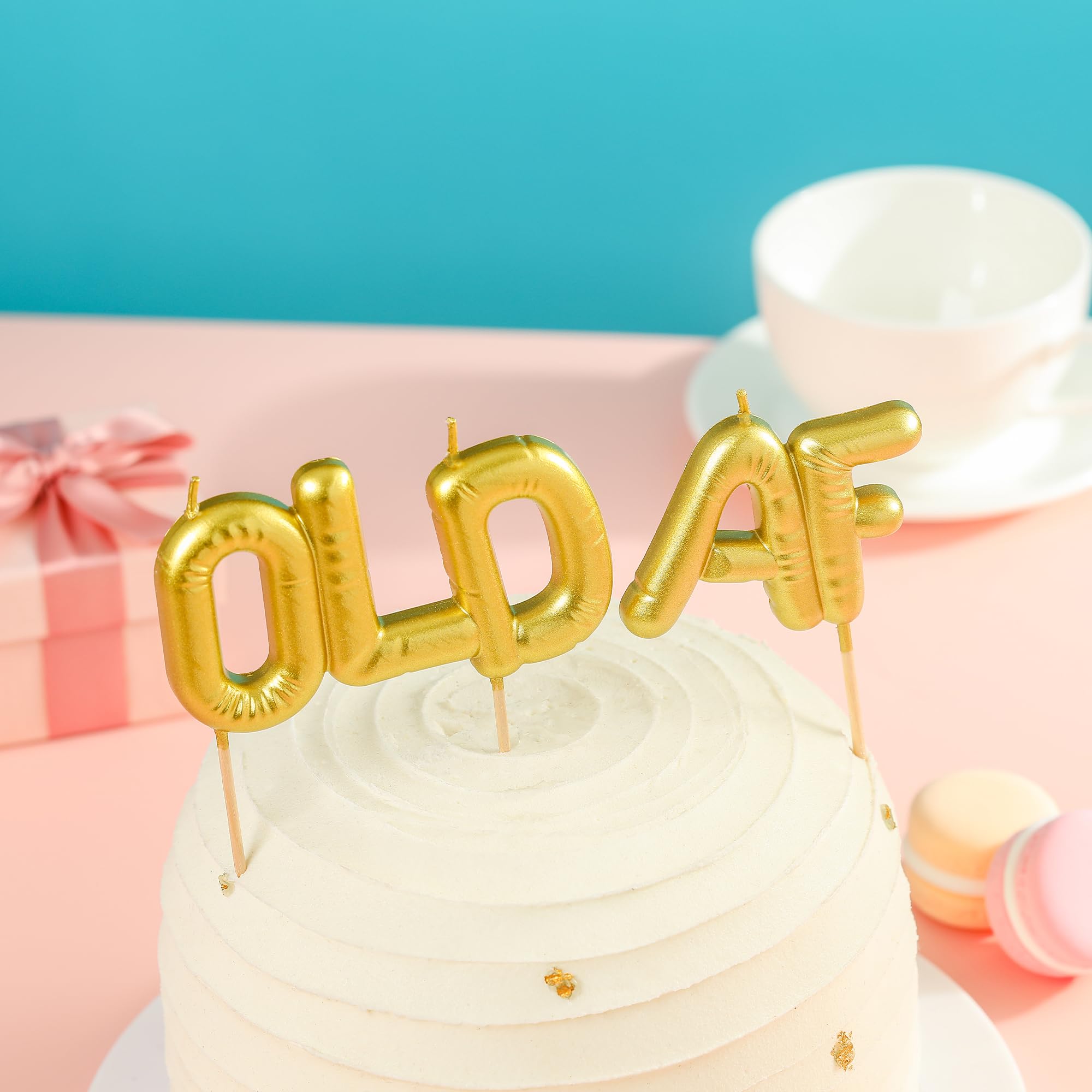 PHD CAKE gold-finish candles add elegant sparkle to desserts.