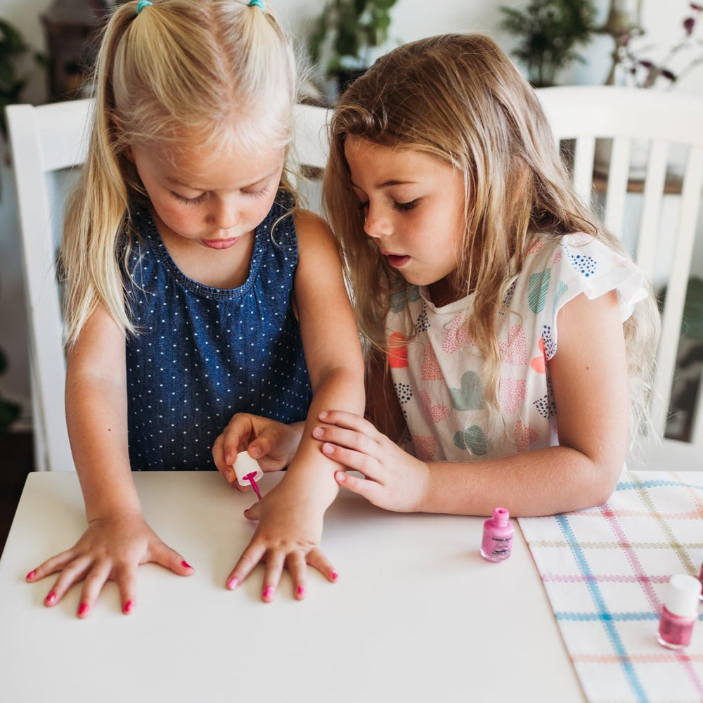 Piggy Paint Rainbow Party on display demonstrates a complete toxin-free set.