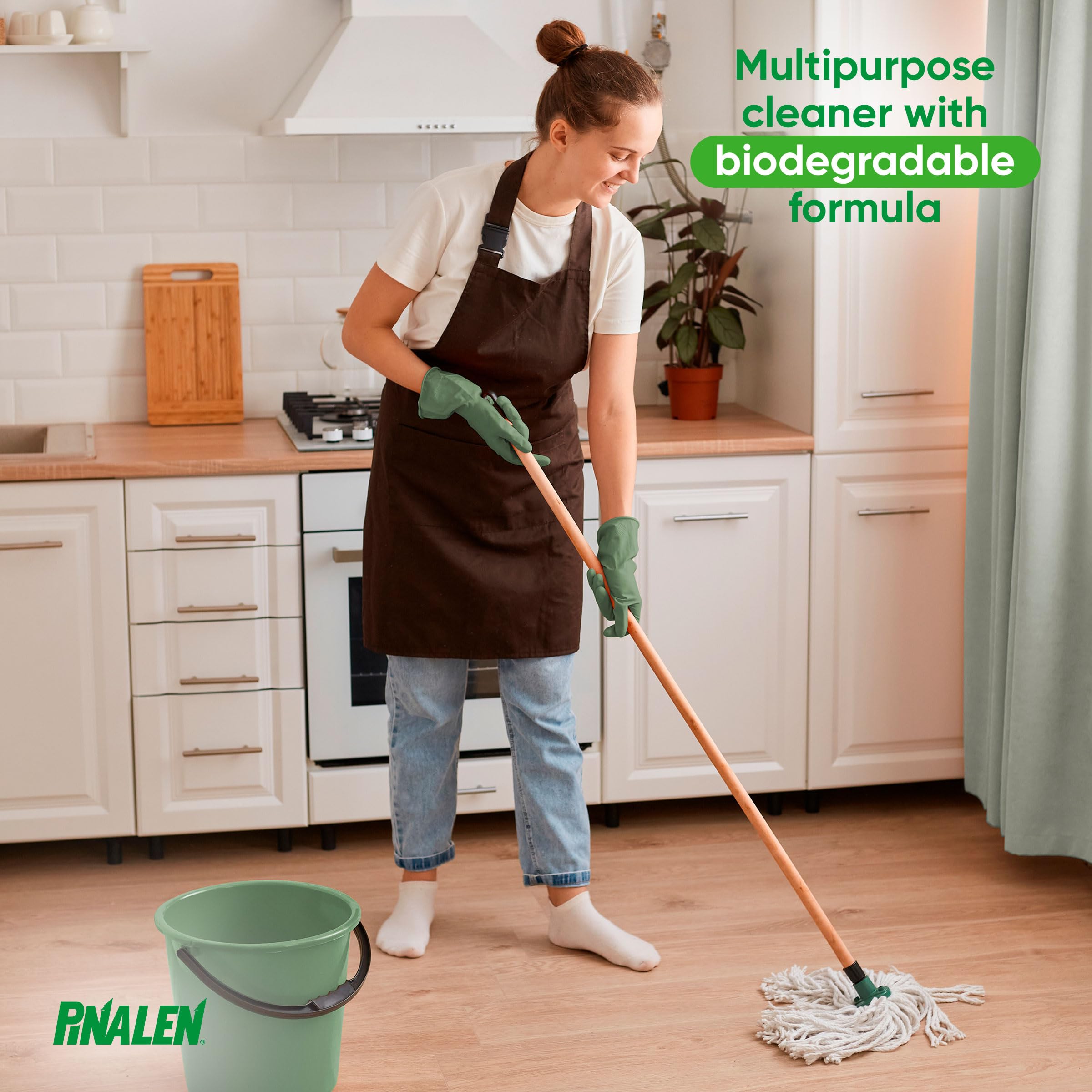 Pinalen 2X Max Aromas cleaning outdoor surface with spray.