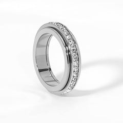 Pingyongchang spinner ring with cubic zirconia for elegant daily wear