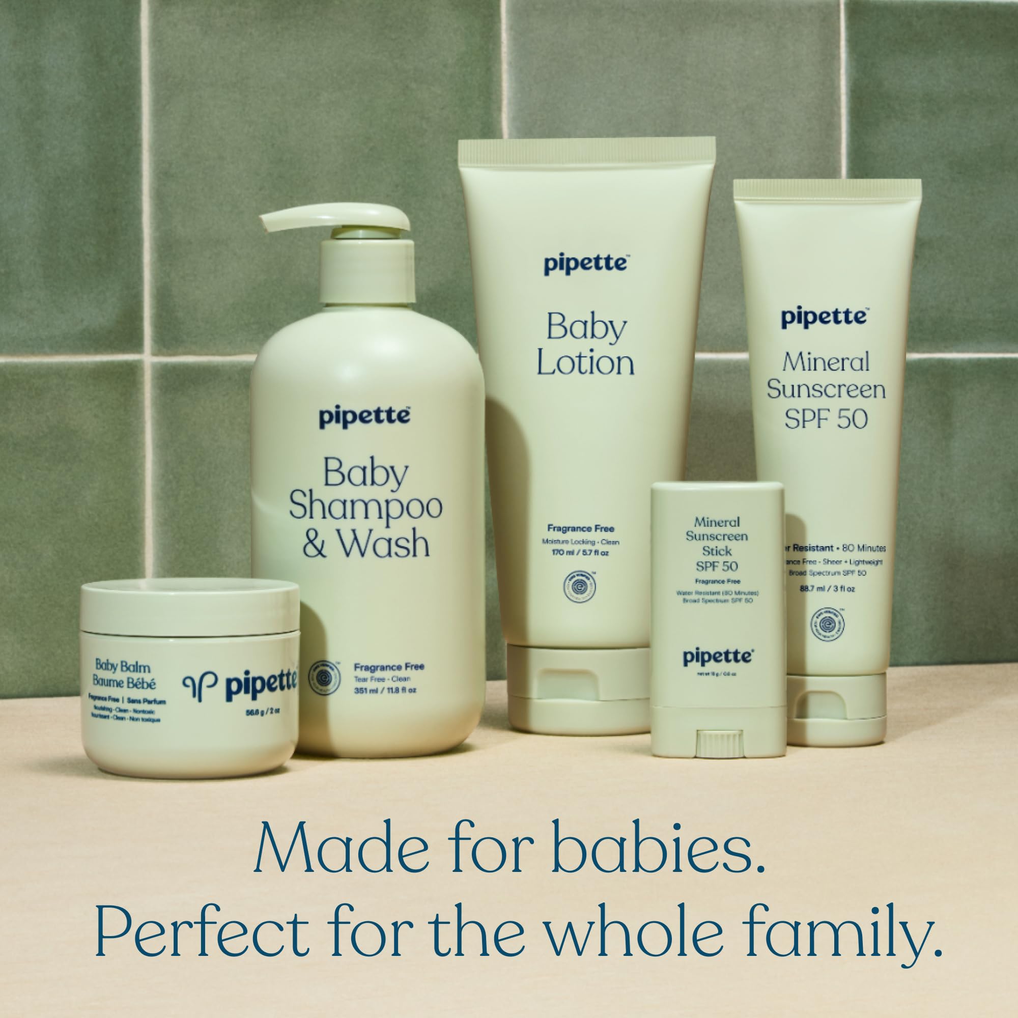 Pipette newborn bath scene featuring gentle cleansing.