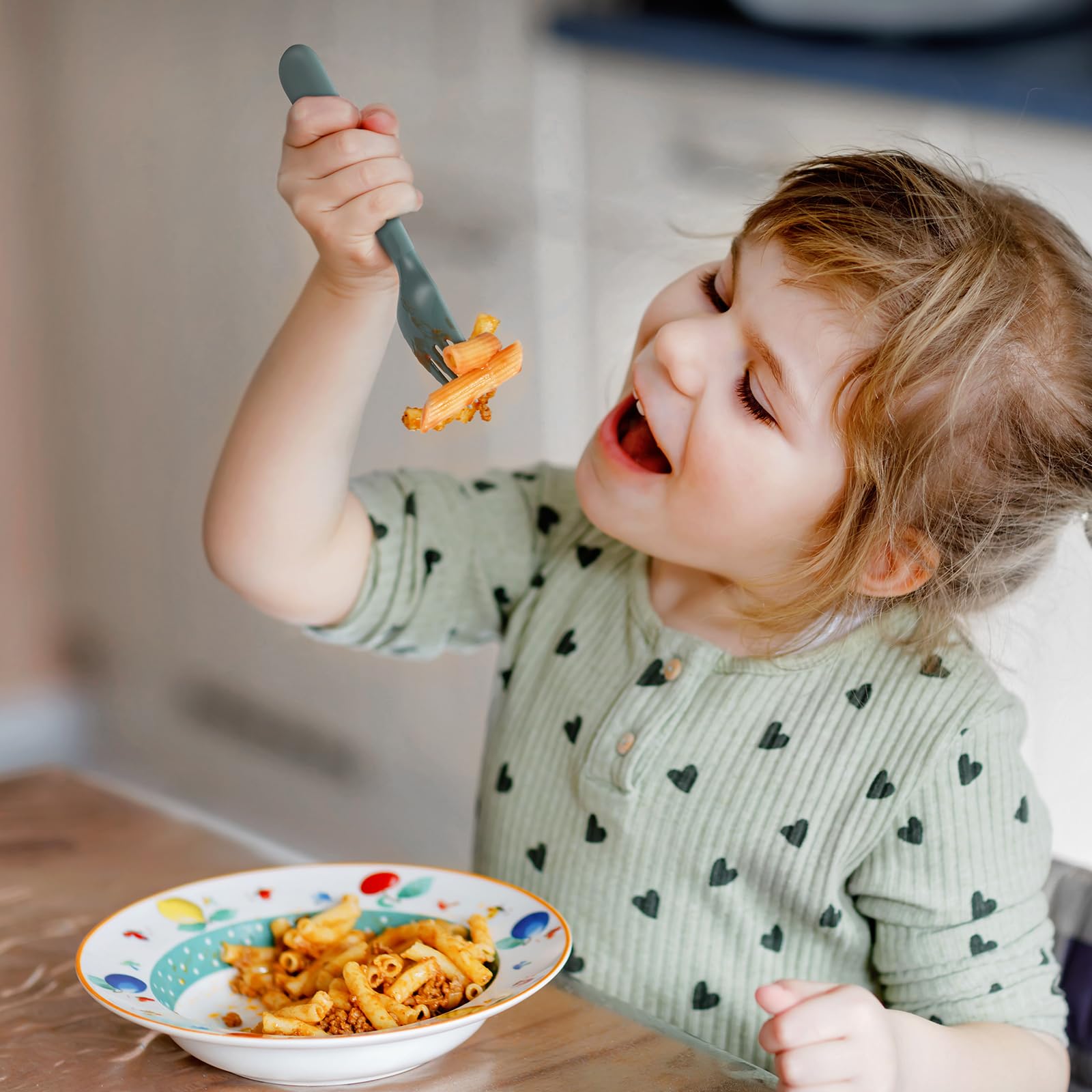 POIKSHARK colorful design encourages kids during mealtime