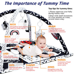 Poycuna black-white-contrast-tummy-time illustrates how high contrast aids early focus.