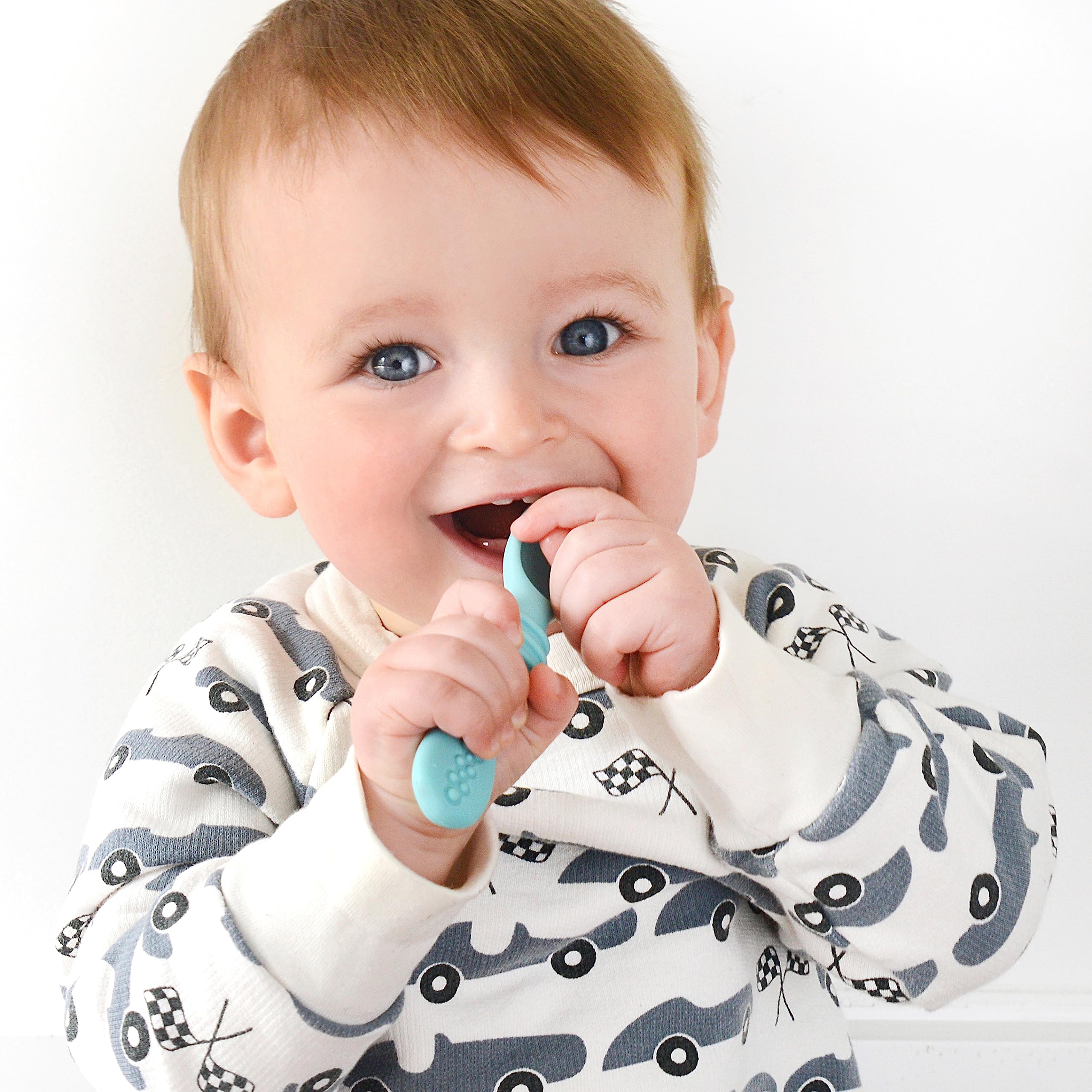 PrimaStella easy-grip handle for confident self-feeding by infants.