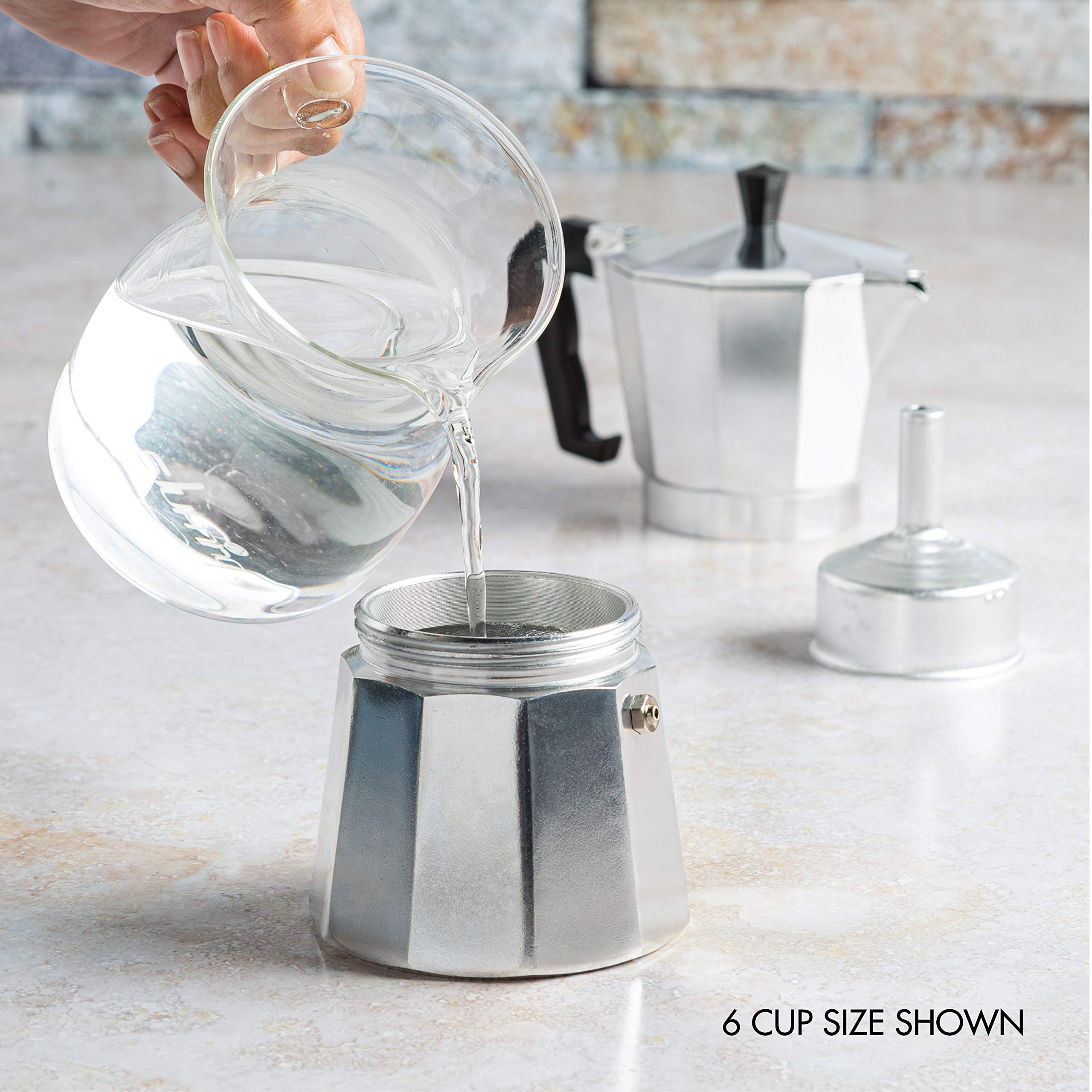 Primula Classic flip-top lid with heat-resistant knob for safe pouring.