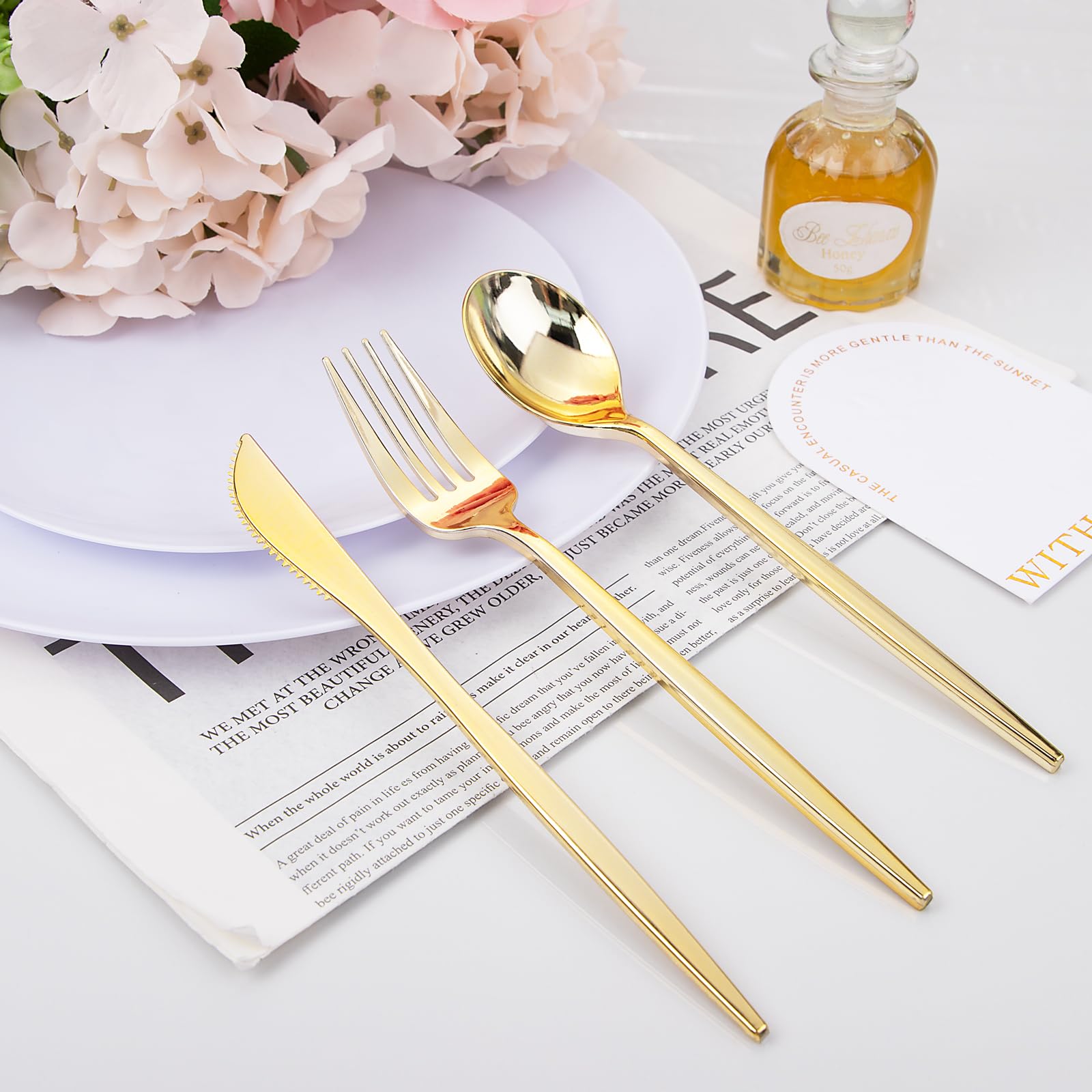PULOTE gold plastic fork closeup emphasizes reliable strength for guests' dining.
