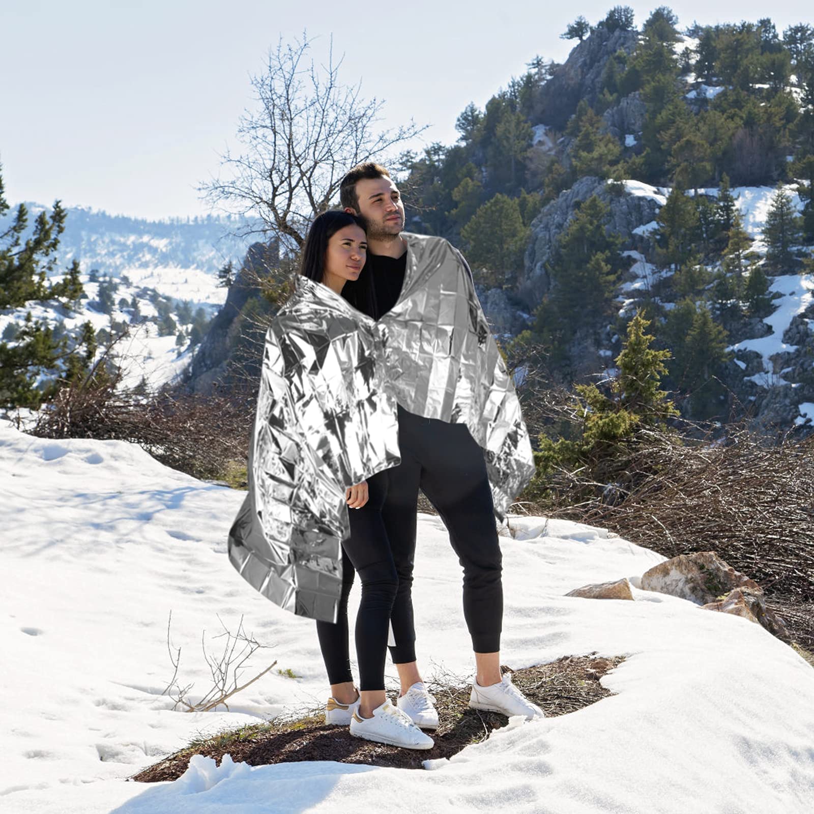 QIO CHUANG reusable emergency blanket keeps you dry in damp conditions.