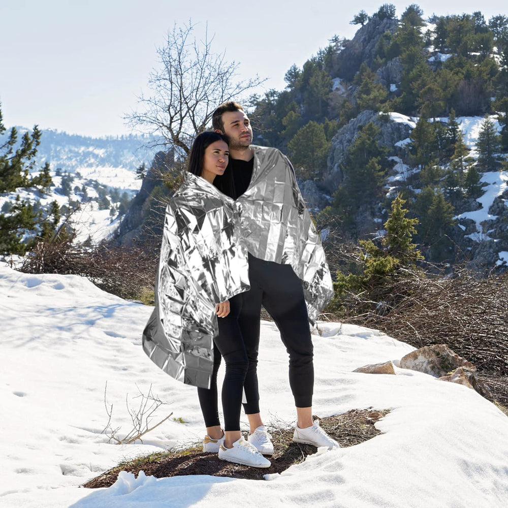 QIO CHUANG reusable emergency blanket keeps you dry in damp conditions.