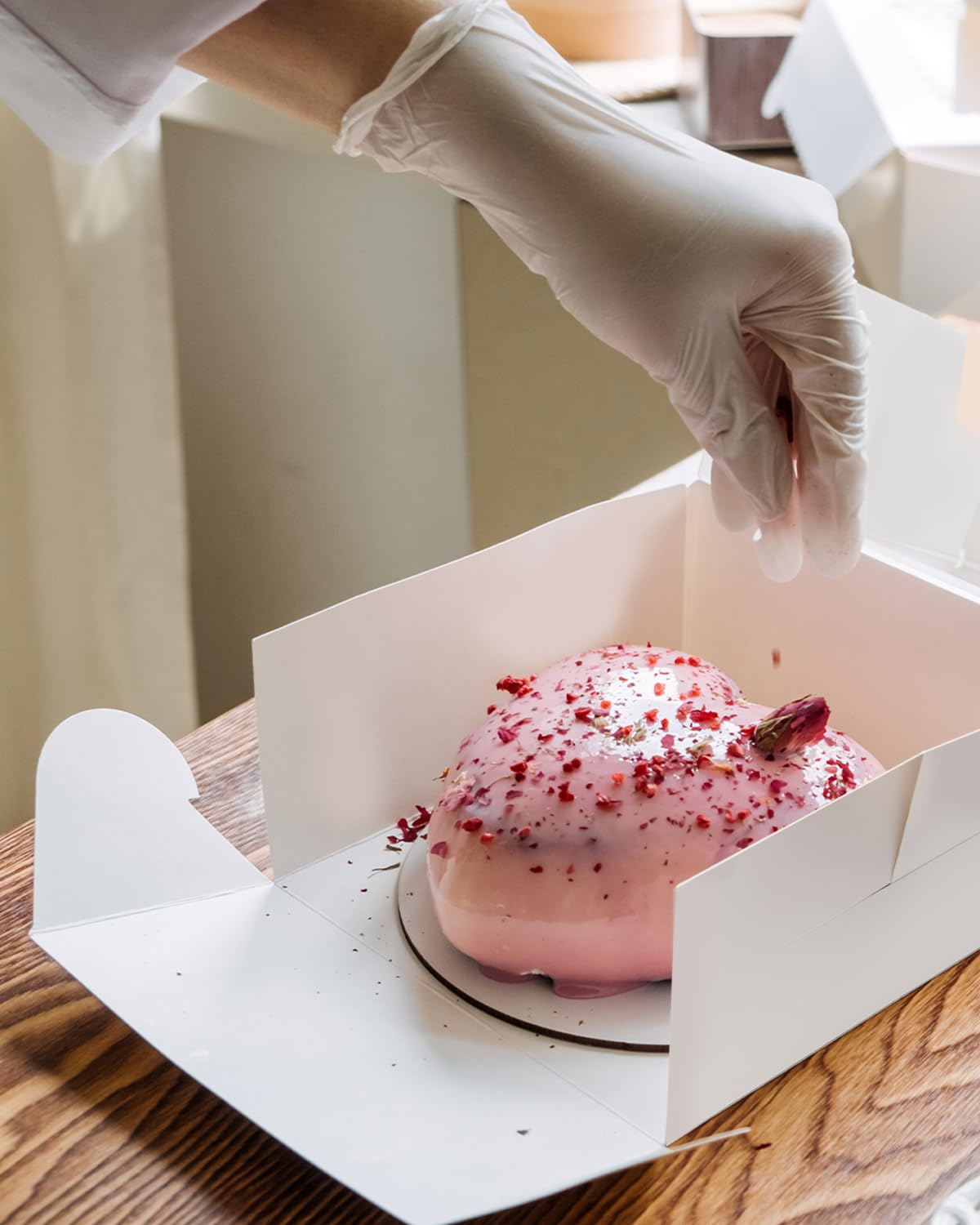 qiqee 8 inch cake container keeps pastries fresh and ready to gift