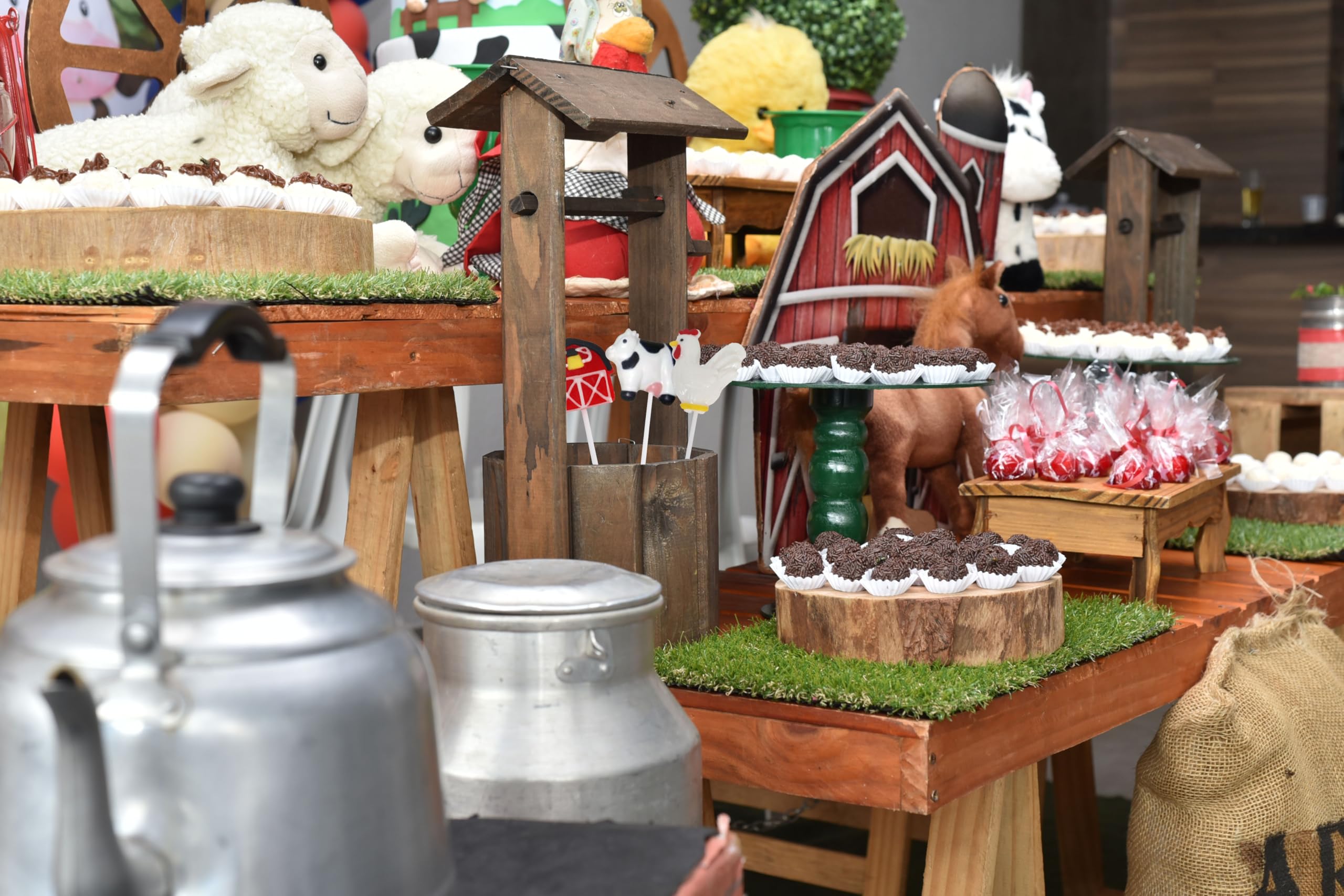 RBBZ Party Farm Candy Lollipops serve as charming birthday party favors.