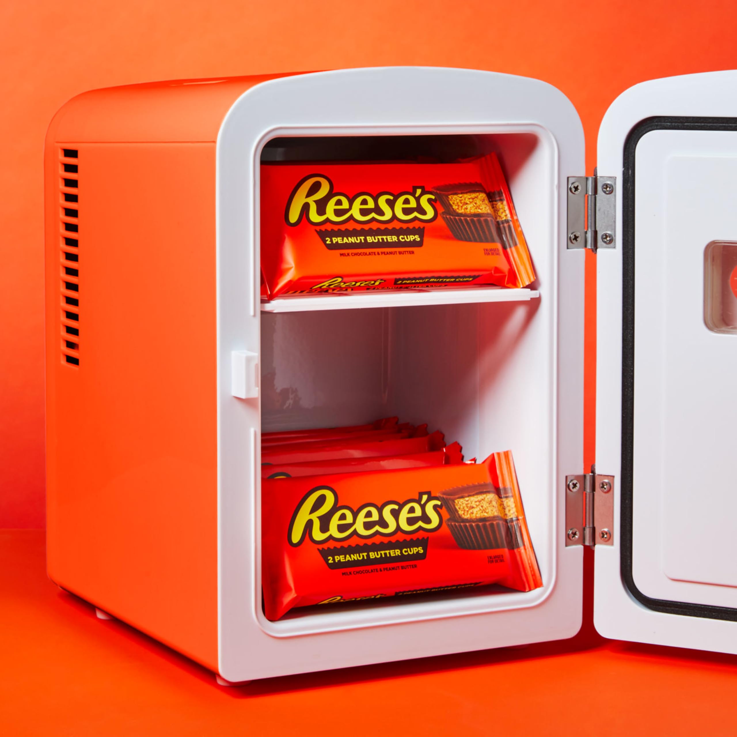 Lunchbox scene with REESE'S cups for a quick treat
