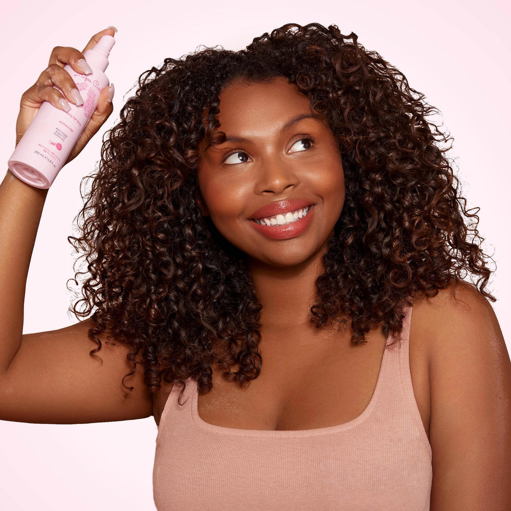 Rizos Curls alcohol-free spray highlight with argan oil for added shine.