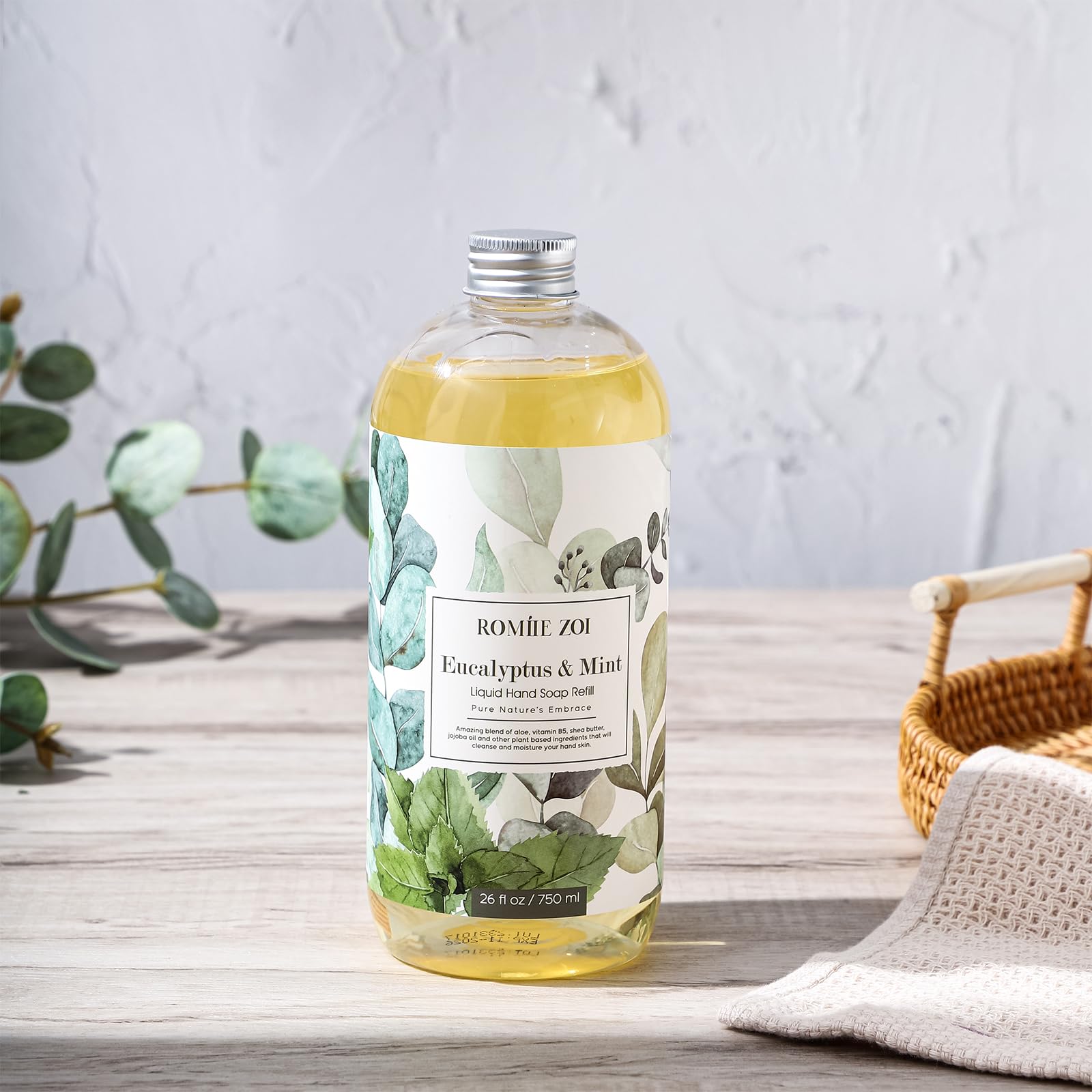 ROMIIE ZOI hand washing action with foamy lather