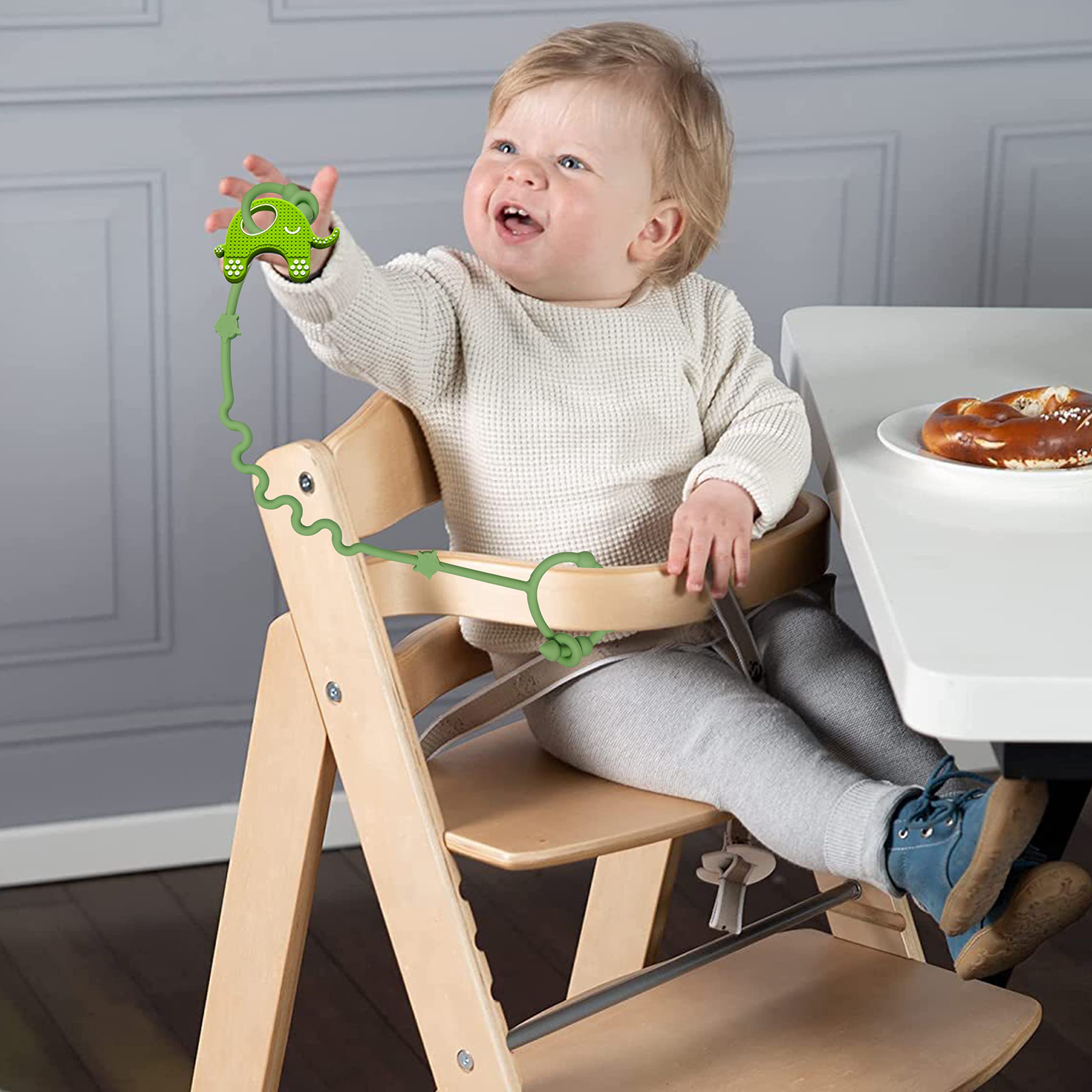 RTMOK car seat toy clip keeps toys secure on car journeys.