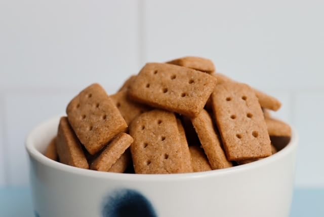 Kids enjoying Remy’s Cinnamon Grahams in a lunchbox, tasty and wholesome.