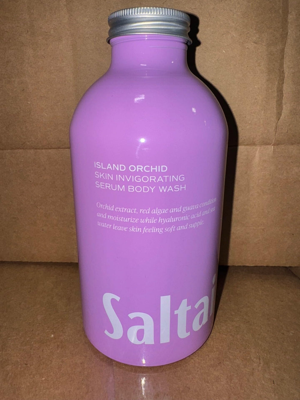 Orchid petals and hints of mandarin convey Island Orchid scent.