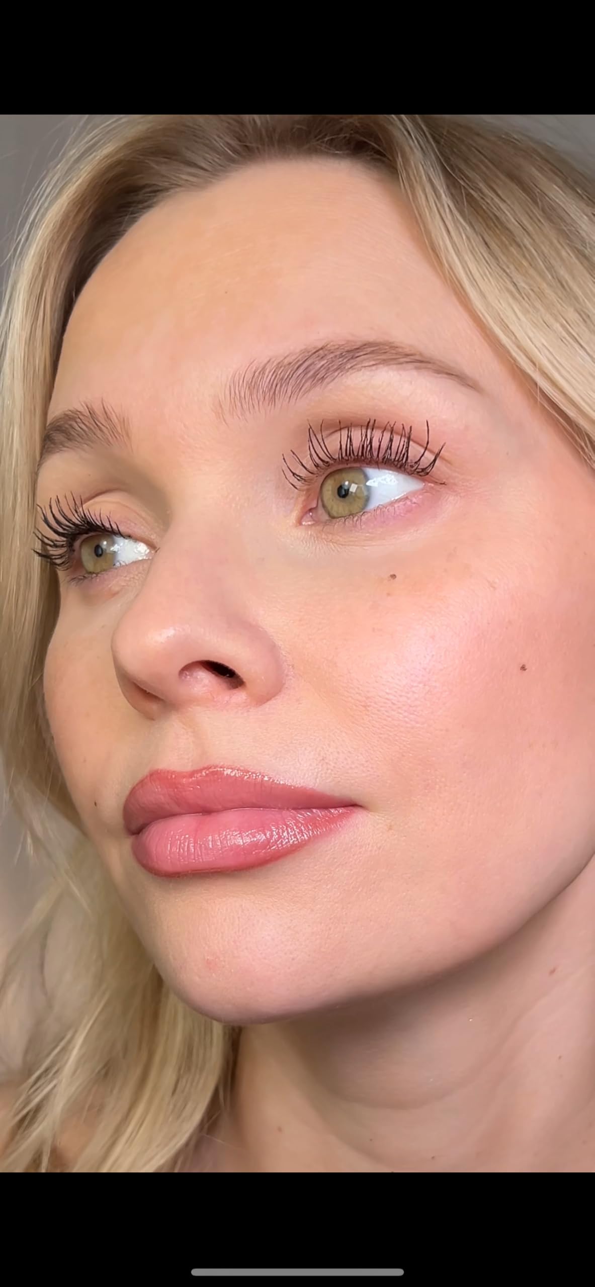 Smudge-proof Sandstone Scandinavia mascara in action during daily activities.