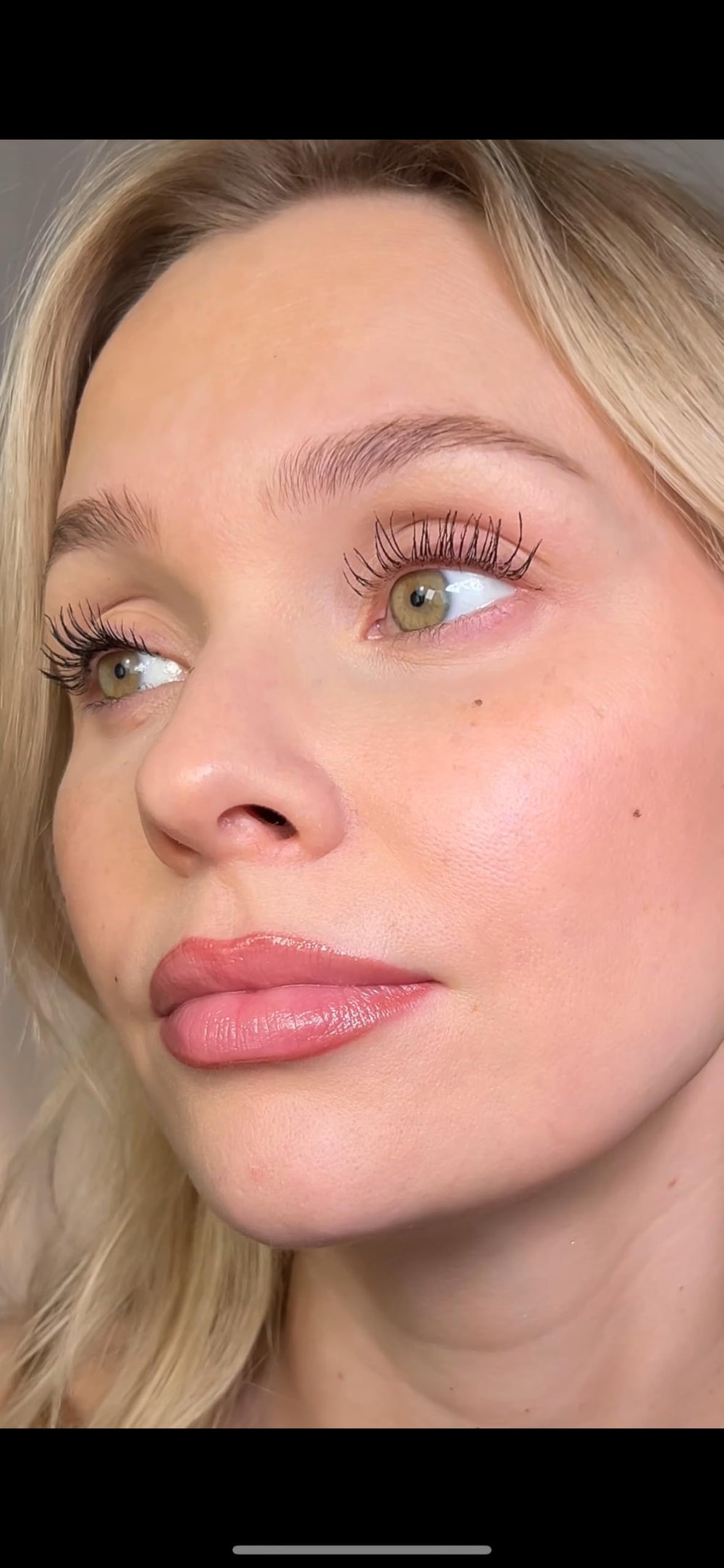 Smudge-proof Sandstone Scandinavia mascara in action during daily activities.