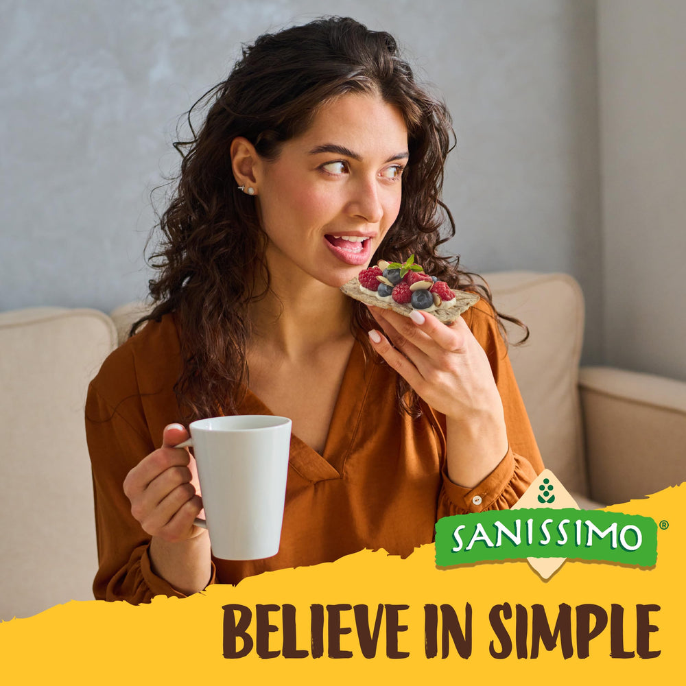 Sanissimo Salmas office snack scene emphasizes portability and crunch.