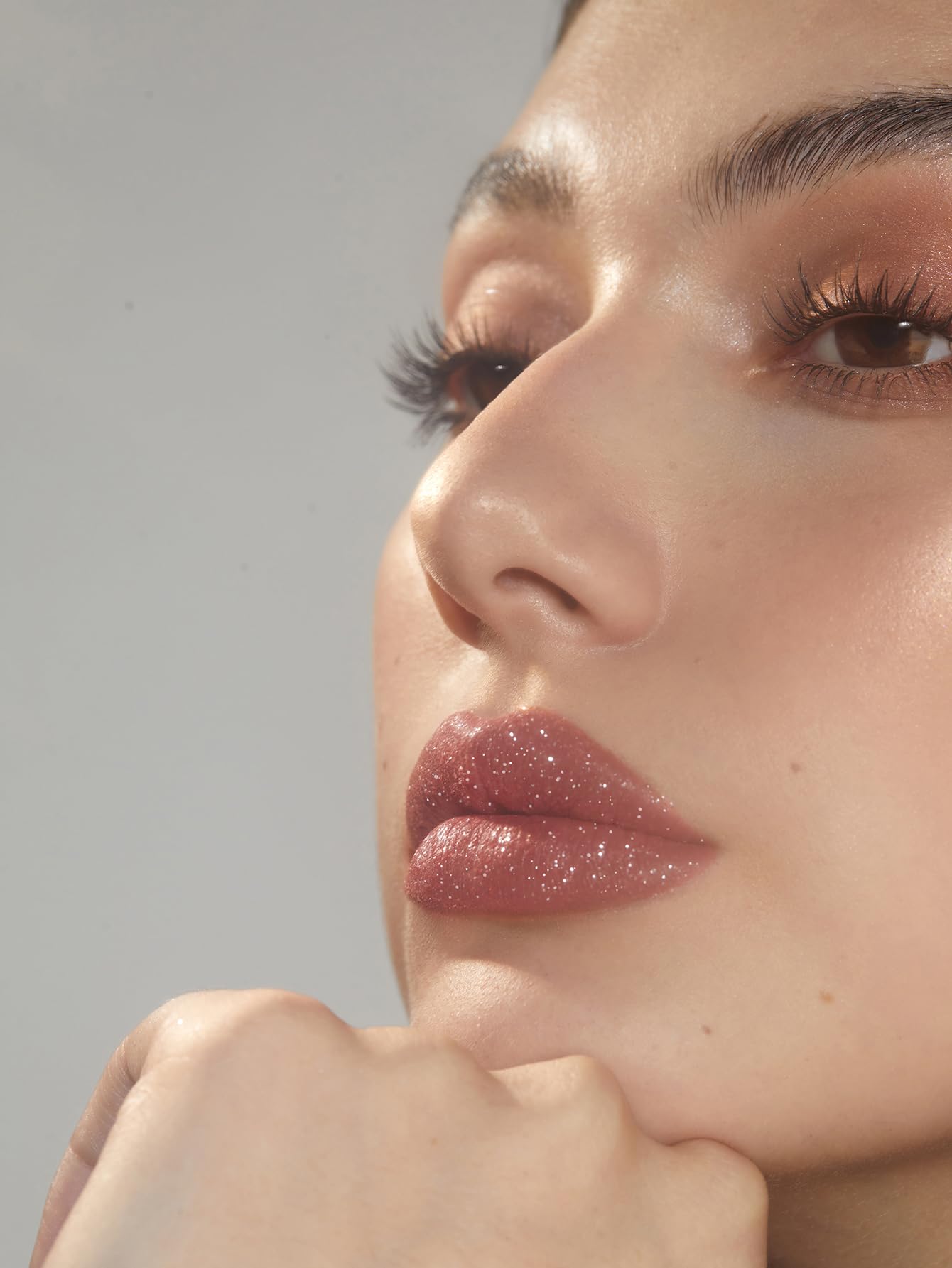 SHEGLAM Lip Dazzler Kit lip adhesive helps secure long-lasting shine.