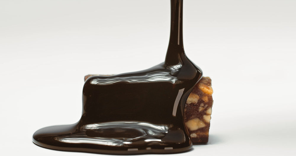 Ingredients focus on organic deglet noor dates, roasted peanuts, and dark chocolate.