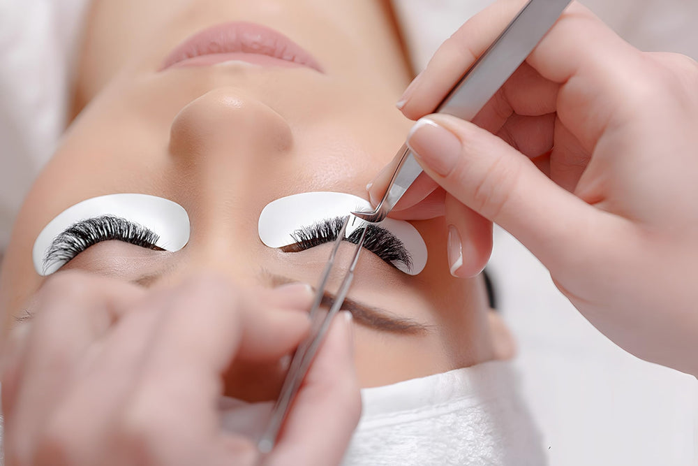 Sky S+ glue application tip demonstrating correct use for lash extensions