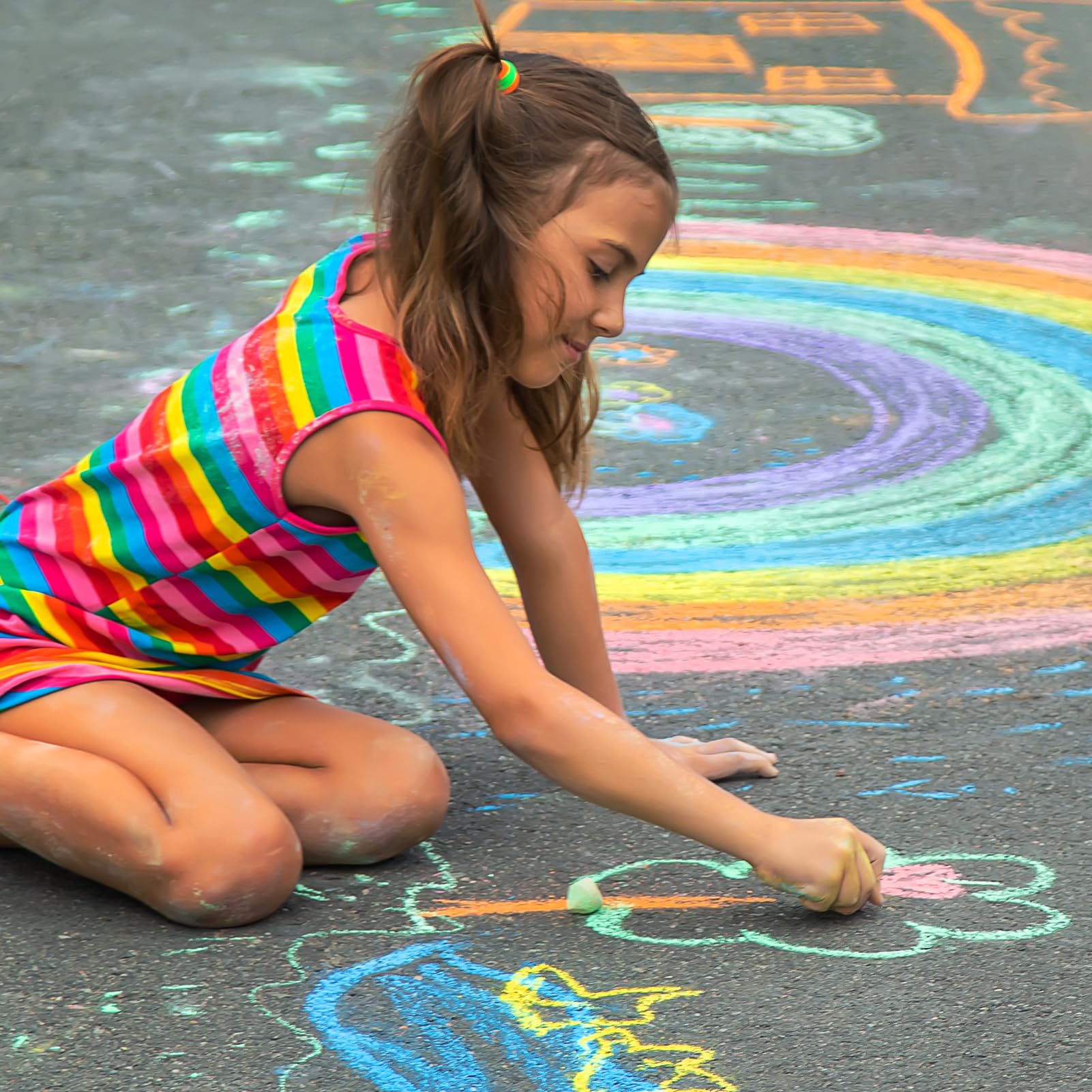 SMALL FISH washable chalks easily wipe clean with water after play.