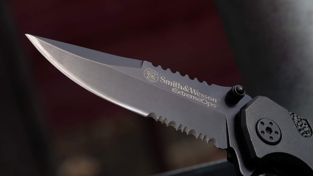 Smith & Wesson Extreme Ops ambidextrous thumb knobs support both hands for easy deployment.
