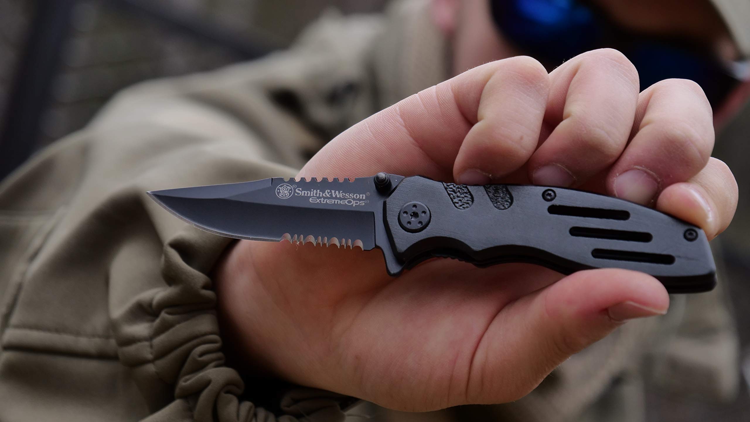 Smith & Wesson Extreme Ops pocket clip enables quick, secure access.