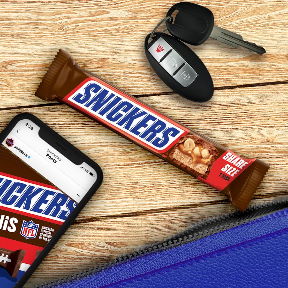 Snickers bulk-pack convenience for pantry stocking and spontaneous treats.