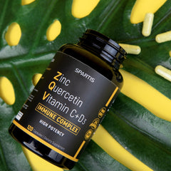 Capsules of SPARTIS Zinc Quercetin 500mg with bromelain and vitamin D3 closeup